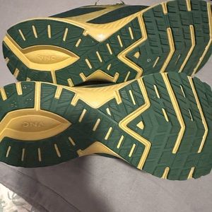 Women size 11 medium Brooks brand new